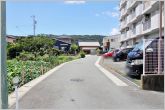 前面道路：南側約4ｍ幅、西側4.1ｍ幅。二面道路に面しているので、車移動の際も便利です。