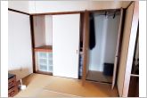 和室には押入があり、座布団やお布団などの奥行のある物の収納などに大活躍！