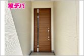 玄関ポーチに奥行きがあり、落ち着いた雰囲気です