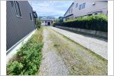 前面は車通りの少ない道路。お車の出し入れが苦手な方も安心ですね。