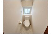 【2階トイレ】トイレットペーパーなどの収納に便利な上部収納付きです