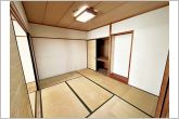 【和室6帖】ご夫婦の寝室に最適な居室です。家事やお仕事にお疲れなパパ・ママがゆっくり過ごせる空間です