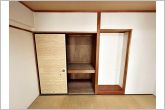 【押入】和室には押入があり、座布団やお布団などの奥行のある物の収納などに大活躍！