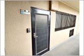 【玄関】隣室と離れた位置に玄関ドアがあるので、プライバシーが守られます