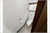 【1階トイレ】窓があり温水洗浄機能の付いた快適なトイレを１階と２階に設置。使用が重なる朝も２ヶ所あれば安心ですね！