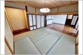 【和室8帖】リビングと続き間の和室は落ち着きますね。ゆったりとした時間を過ごせます。