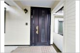 【玄関】玄関が深い位置にあるので雨に濡れることなく身支度ができます