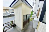 物置小屋が設置されているので、アウトドア用品や屋外で遊ぶ子供のおもちゃ、園芸用品などの収納に便利です。