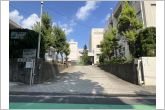 大宮小学校（770m）大宮小学校の正門の全景です。