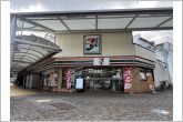 セブンイレブン中京競馬場前店（380m）セブンイレブン中京競馬場前店の南側からの全景です。
