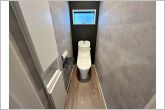 【トイレ】各フロア1カ所ずつシャワー機能付トイレを設置しており、忙しい朝の混雑も解消！