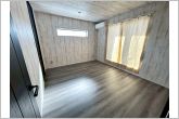 【東側洋室】バルコニーに面した洋室は視覚的にも広がりがでる開放的な空間になります。