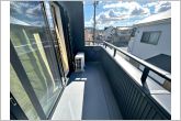 【バルコニー】２部屋からアクセスできるバルコニー。家族分の洗濯物もたっぷり干せます。日当たりも良好です！