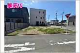 周辺には生活に便利な施設も充実した、利便性の高い住環境です