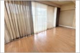 【リビング約17.4帖】大きな窓から柔らかな光が降り注ぎ、明るさが室内の奥まで行き渡ります。