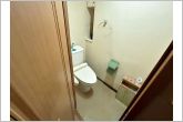 【トイレ】トイレ内に棚があるので備品を置くことができて便利です。