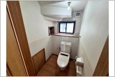 【トイレ】1階・2階ともにシャワー機能付きトイレを設置しています。小窓付きのため換気もしやすく、空気の入れ替えがスムーズに行えるのもポイント。