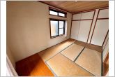 【和室】玄関から直接アクセスできる和室で、来客時にもスムーズにご案内できます。