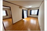 【洋室10.5帖】2世帯のLDKとしても使える2階洋室。将来的に間仕切りで個室にすることも可能です。二面採光で、晴れの日の日中はいつも明るい室内に。窓を開放すれば気持ちの良い風が入ります。