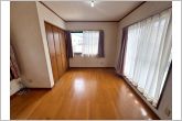 【洋室7帖】キングサイズのベッドも置ける7帖のゆとりある主寝室。光も取り入れやすく明るい空間になっています。バルコニーにも出られます。