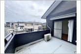 【バルコニー】2部屋から出入りが可能なバルコニーで、日当たりの良さも魅力です。洗濯物や布団干しにも使いやすく、室内からの動線もスムーズ。