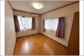 【洋室6.5帖】南向きならではの恵まれた採光と通風で、日中は明るい光がしっかりと差し込むお部屋です。