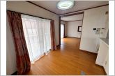 温かみのあるナチュラルテイストのLDKで、木目の風合いを活かしたやさしい色合いが室内全体を明るく見せてくれます。幅広いインテリアになじみやすく、自分らしいリビングづくりを楽しめます！