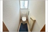 【1階トイレ】トイレは各階に１つずつあるので、１階と２階を行き来する必要がありません。