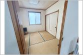 【和室約5帖】リビングとつながる畳敷きのお部屋。お子さんが小さい方には、キッズスペースとしてご利用頂けますね