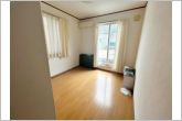 【洋室約6帖】南向きならではの恵まれた採光・通風。明るいお部屋は開放感がありますね。