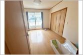 【洋室約7.8帖】大きなベッドを置いてもゆったり過ごせるプライベート空間です。