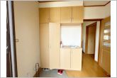 【シューズボックス】天井までのシューズボックスは容量もたっぷり入ります。中央飾り棚には季節感ある演出が楽しめます。