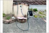玄関横には水栓が設置されています！お庭の水撒き、洗車、お掃除、お子様の水遊びなど便利です！