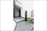 白×黒ツートンカラーの外壁が印象的な外観です