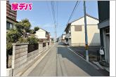静かな住宅街で、車の出入りもスムーズです。