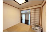 【和室4.5帖】リビングに設けた小上がりは、寝転がってくつろいだりゲストルームなどとして多目的に利用できます。