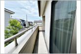 【バルコニー】2部屋から出入り可能な陽当りの良い広々ワイドバルコニー！
