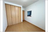 【洋室5.33帖】お子様の一人部屋に最適な居室です。クローゼット付きで自然とお片付けできる環境に！