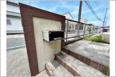 門壁に郵便受けがあり、配達員が敷地内に入らないので防犯性が高まります。