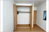 パイプハンガー付きのクローゼットは服を畳まず収納でき大切な衣類をシワや日焼けから守ります。