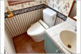 【トイレ】シャワー付きトイレを備えており、快適にお使いいただけます。清潔に使いやすく、お手入れもしやすい仕様で、毎日気持ちよくお使いいただけます。