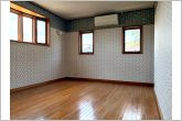 【2階西側洋室】2面採光で、晴れの日の日中は自然光がしっかりと差し込み、明るく心地よい室内です。窓を開ければ風通しも良く、気持ちの良い風が入り込むため、日々の生活に快適さを感じられるお部屋です！