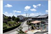 バルコニーからは閑静な街並みを望むことができ、外の空気を感じながら過ごせるスペースです。日常の中で外の景色を眺めることで気分転換もしやすく、ほどよい開放感も感じられます。