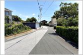 前面道路：南側約4.8ｍ幅。見通しが良く、車の移動や駐車もスムーズに行えます。毎日の通勤やお買い物などのお出かけも快適で、ゆとりを持って車を出し入れできるのが魅力。