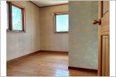 【2階東側洋室】お子様にとっての初めての「自分の部屋」としても使いやすく、学習机やベッドの配置もしやすい広さがあります。