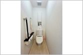 【トイレ】温水洗浄機能の付いた快適なトイレ。白を基調とした明るいトイレは清潔感があり気持ちが良いですね。
