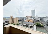 気持ちの良い眺望が広がり、日常の中で外の景色を眺めながら過ごせます。気分転換にもつながる、心地よい時間をお過ごしいただけます。