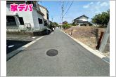 静かな住宅街で車通りも比較的少なく、毎日の車の出し入れもスムーズ。駐車や切り返しもしやすく、ゆとりを持って運転できるので、毎日快適にお使いいただけます。