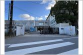 来迎寺小学校（1460m）来迎寺小学校の正門の全景です