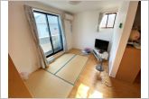 【和室6帖（一部フローリング）】2面採光で、晴れの日の日中は自然光がしっかりと差し込み、明るく心地よい室内です。